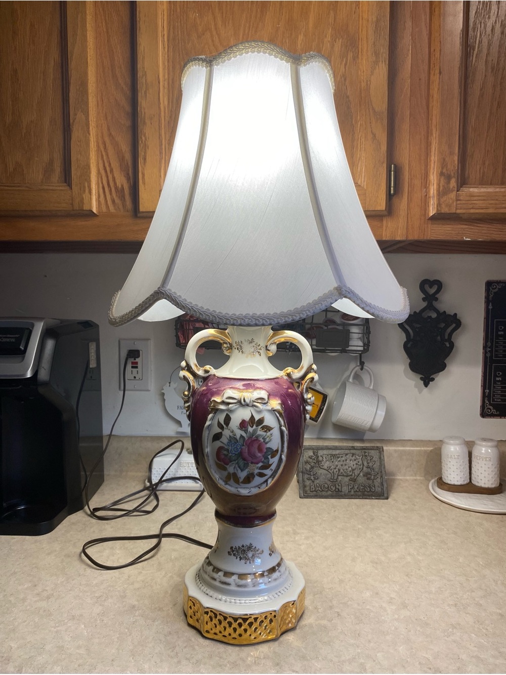 Vintage Victorian Style Floral Urn Table Lamp Gold Hollywood Regency Mid-Century